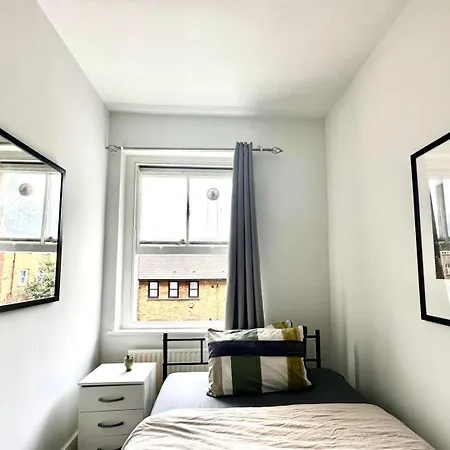 Whitechapel Station Rooms Londres Exterior foto